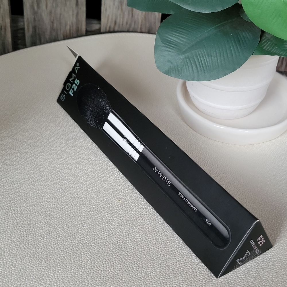 Sigma Beauty F25 Tapered Face Brush - Black